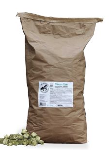 En 17 kg brun papperssäck med Black Horse Greenbar hökuber för hästar