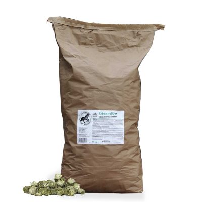 En 17 kg brun papperssäck med Black Horse Greenbar hökuber för hästar